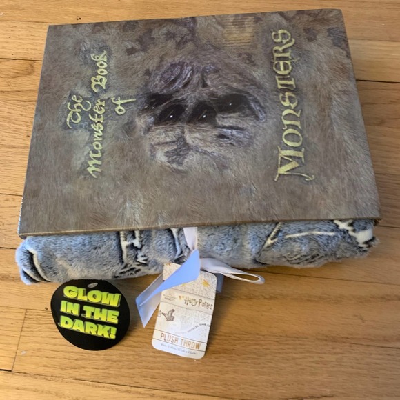 Harry Potter Monster Book Magical Creatures Glow In The Dark Throw Blanket NEW - Picture 9 of 16